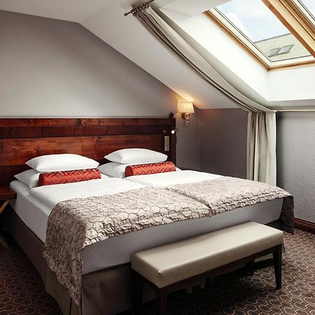 布拉格四海一家酒店 外观 照片 A room at the hotel