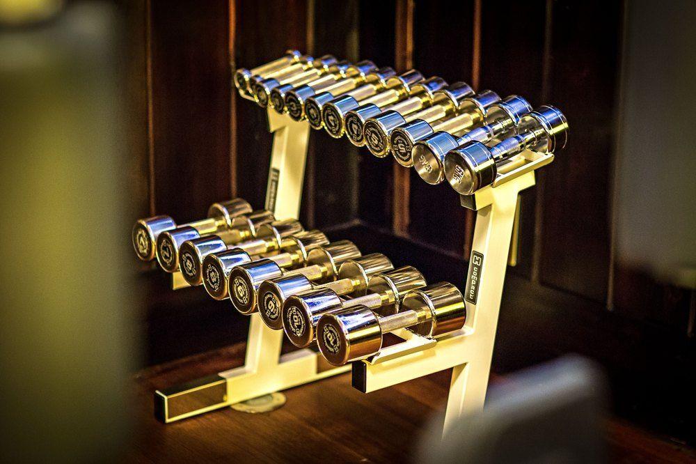 布拉格四海一家酒店 外观 照片 Dumbbells on a rack