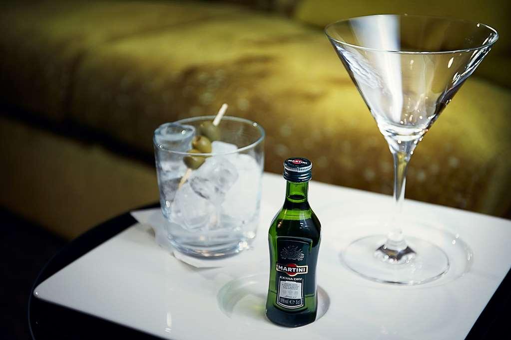 布拉格四海一家酒店 设施 照片 A bottle of Chartreuse