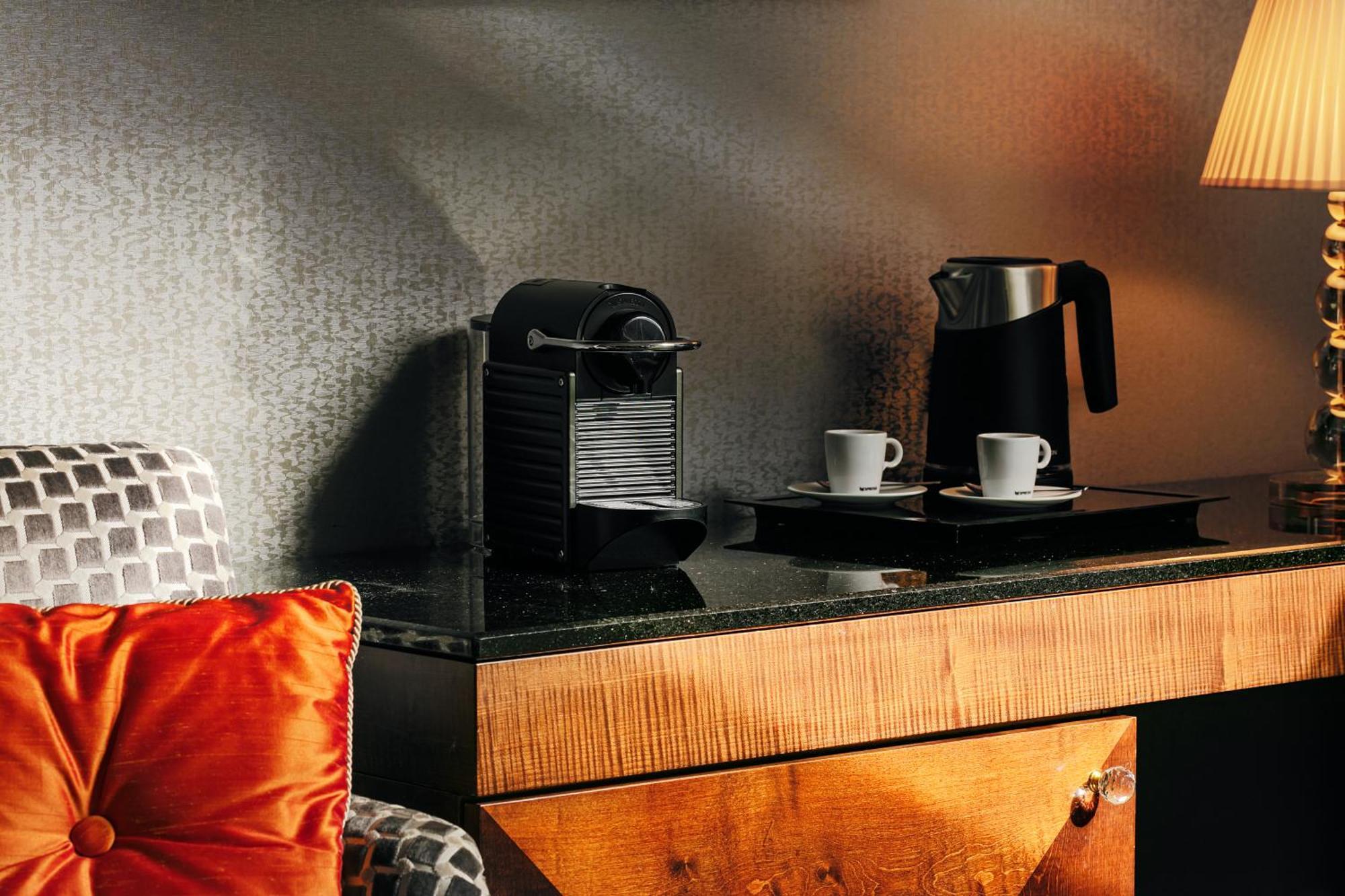 布拉格四海一家酒店 外观 照片 A Nespresso machine