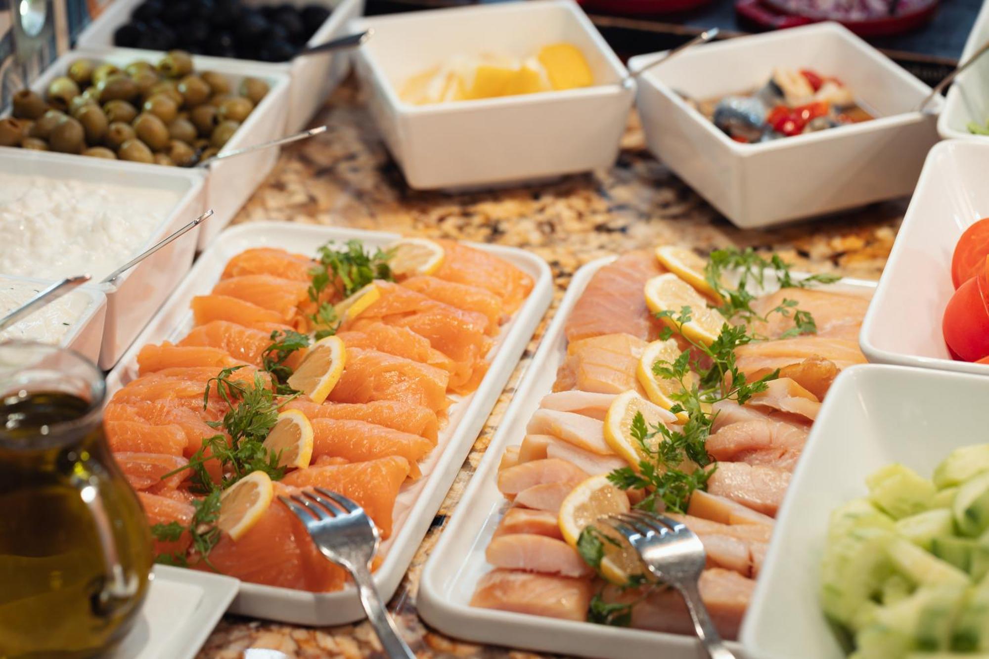 布拉格四海一家酒店 外观 照片 Salmon and chicken