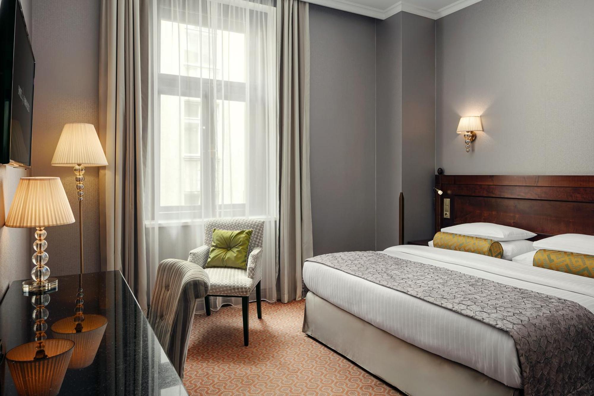 布拉格四海一家酒店 外观 照片 A room at the hotel