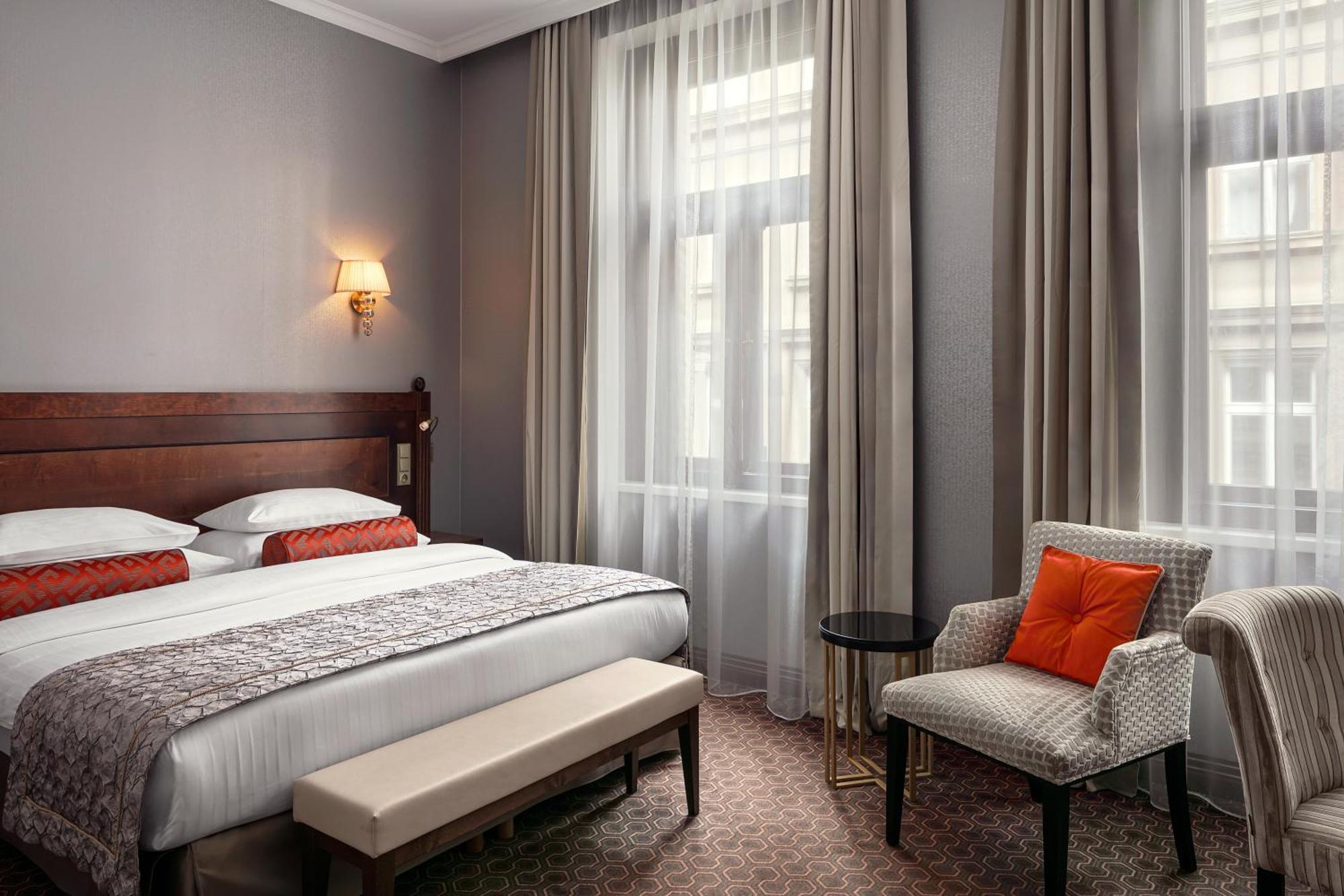 布拉格四海一家酒店 外观 照片 A room at the hotel