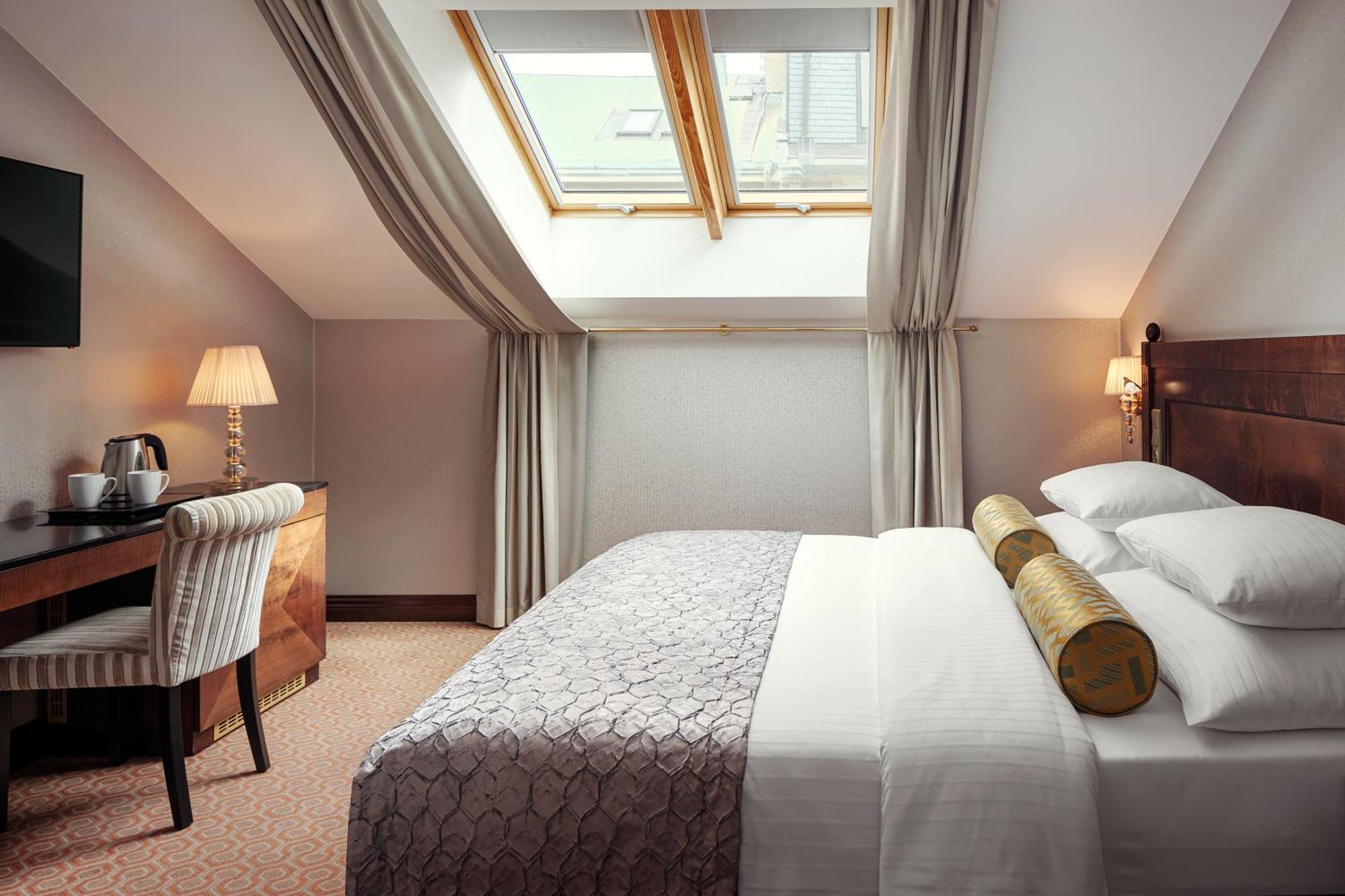 布拉格四海一家酒店 外观 照片 A room at the hotel