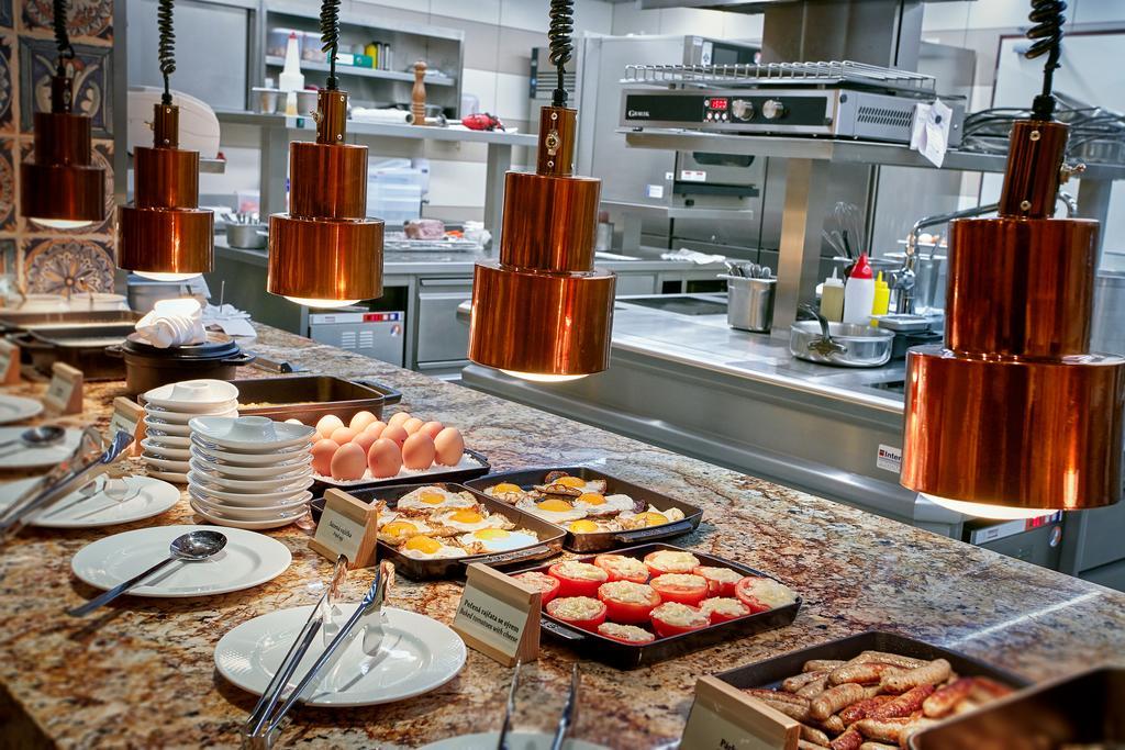 布拉格四海一家酒店 餐厅 照片 A buffet at a hotel